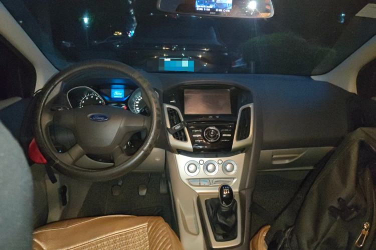 Used Ford Focus 2012 Sedan 1.6L Manual Comfort Model Center Console