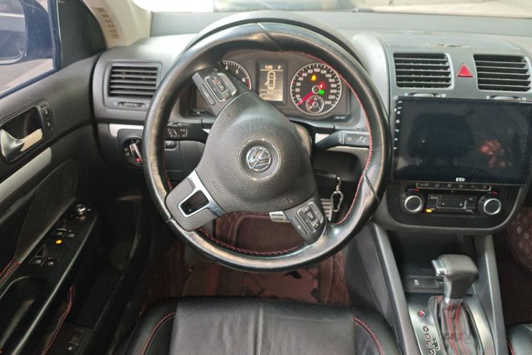 Used Volkswagen Sagitar 2010 1.8TSI Automatic Champion Edition Steering Wheel