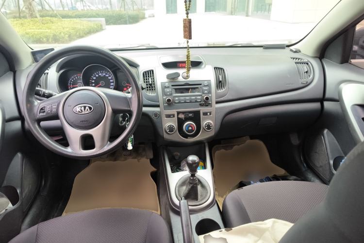 Used Kia Forte 2011 1.6L MT GL Center Console