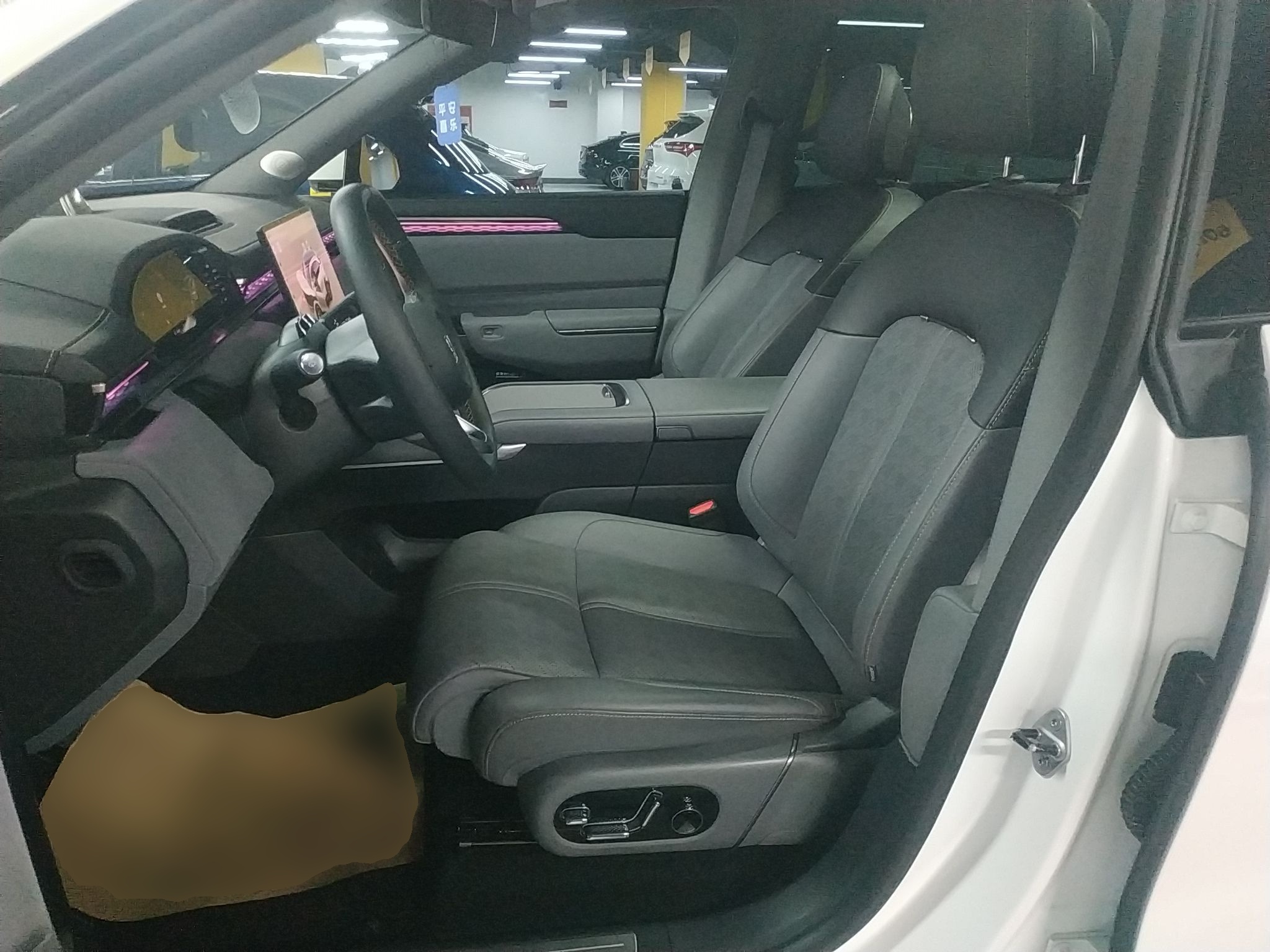 المقاعد الأمامية داخل السيارة