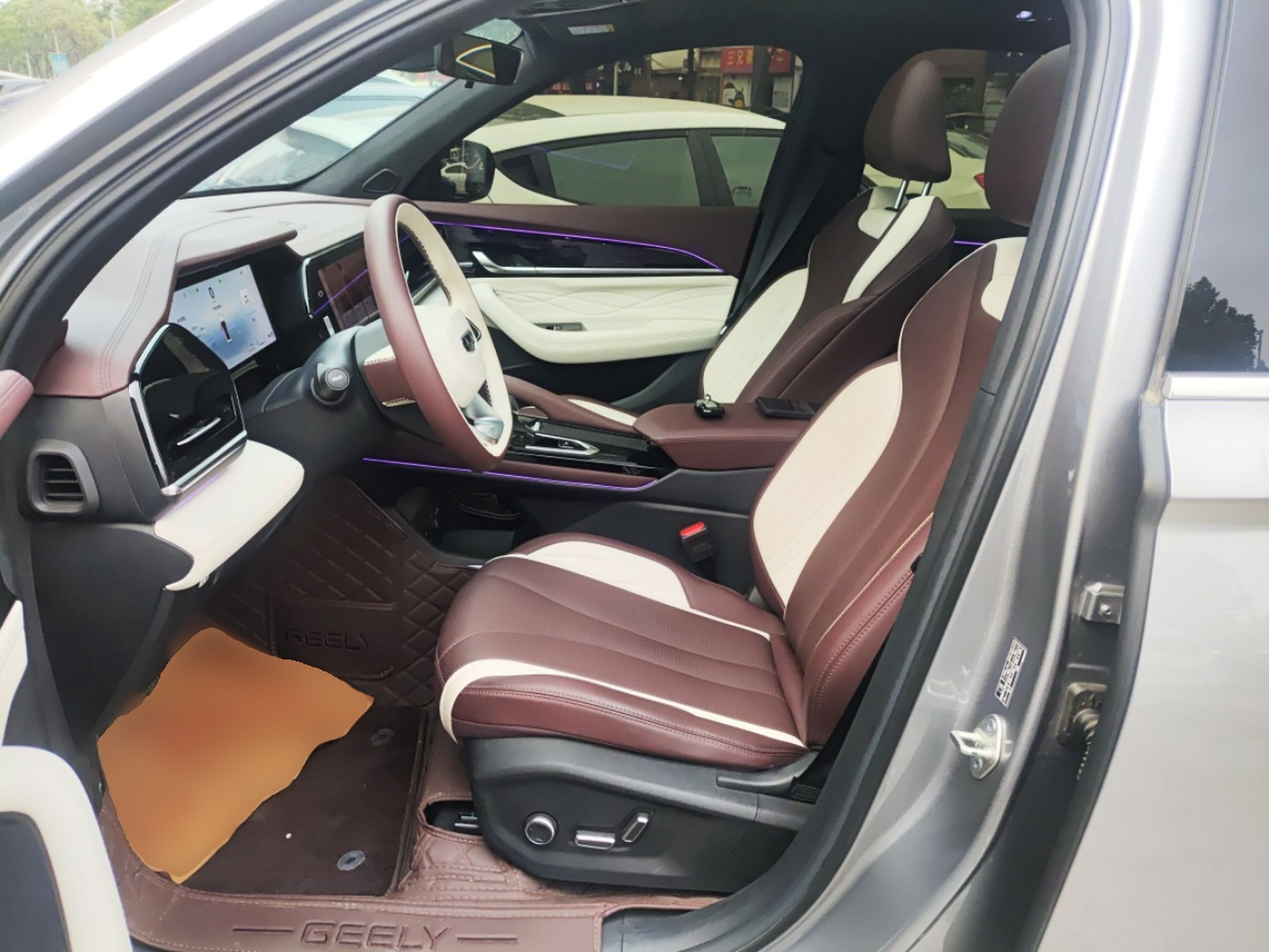 Переднее сиденье в автомобиле