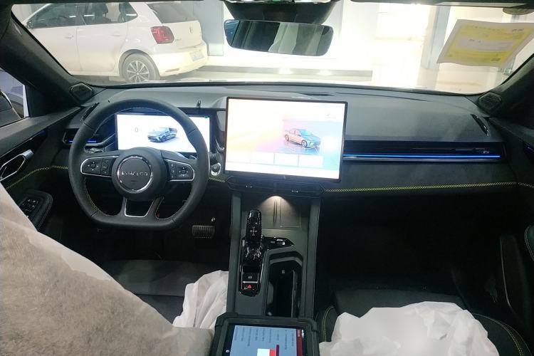 Used Lynk & Co 03 2025 1.5TD DCT Champion Edition Pro Center Console