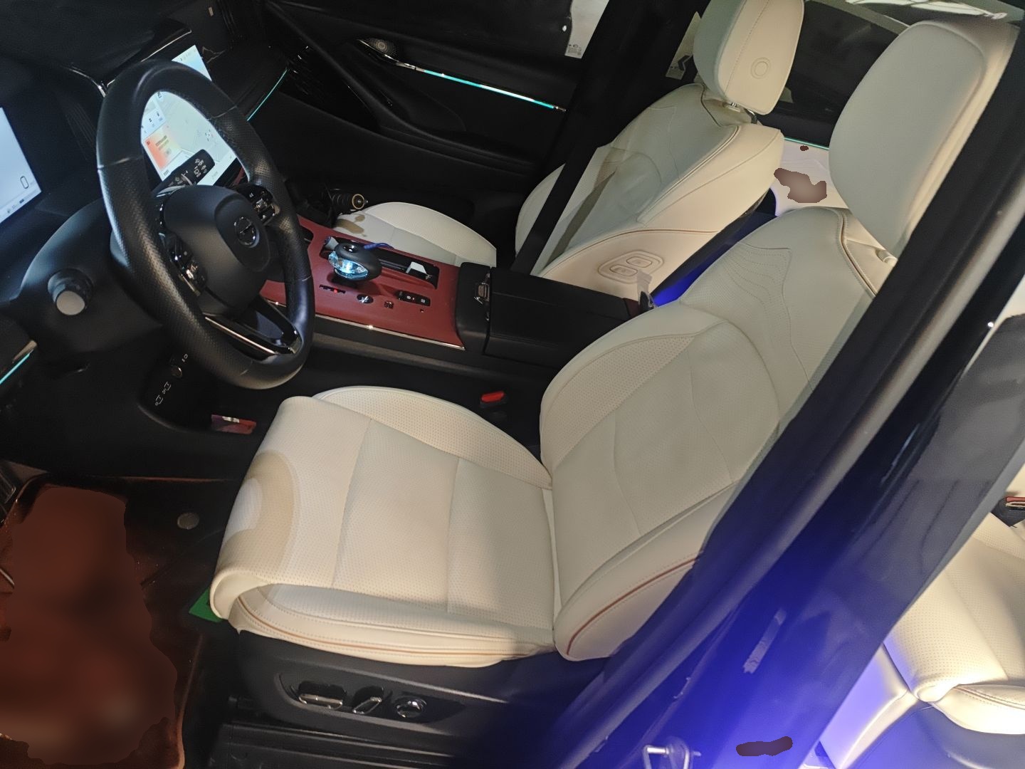 المقاعد الأمامية داخل السيارة