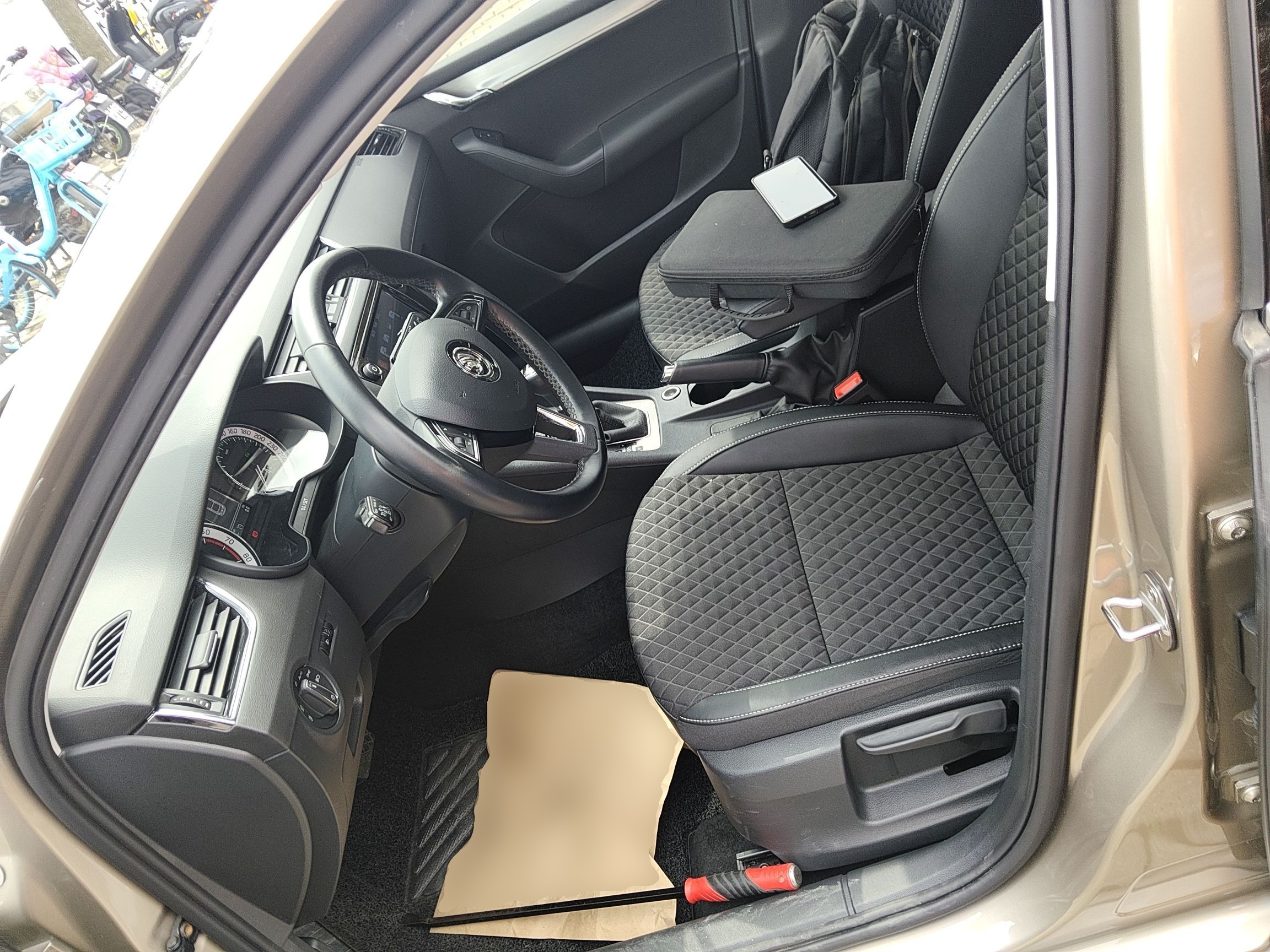 Переднее сиденье в автомобиле