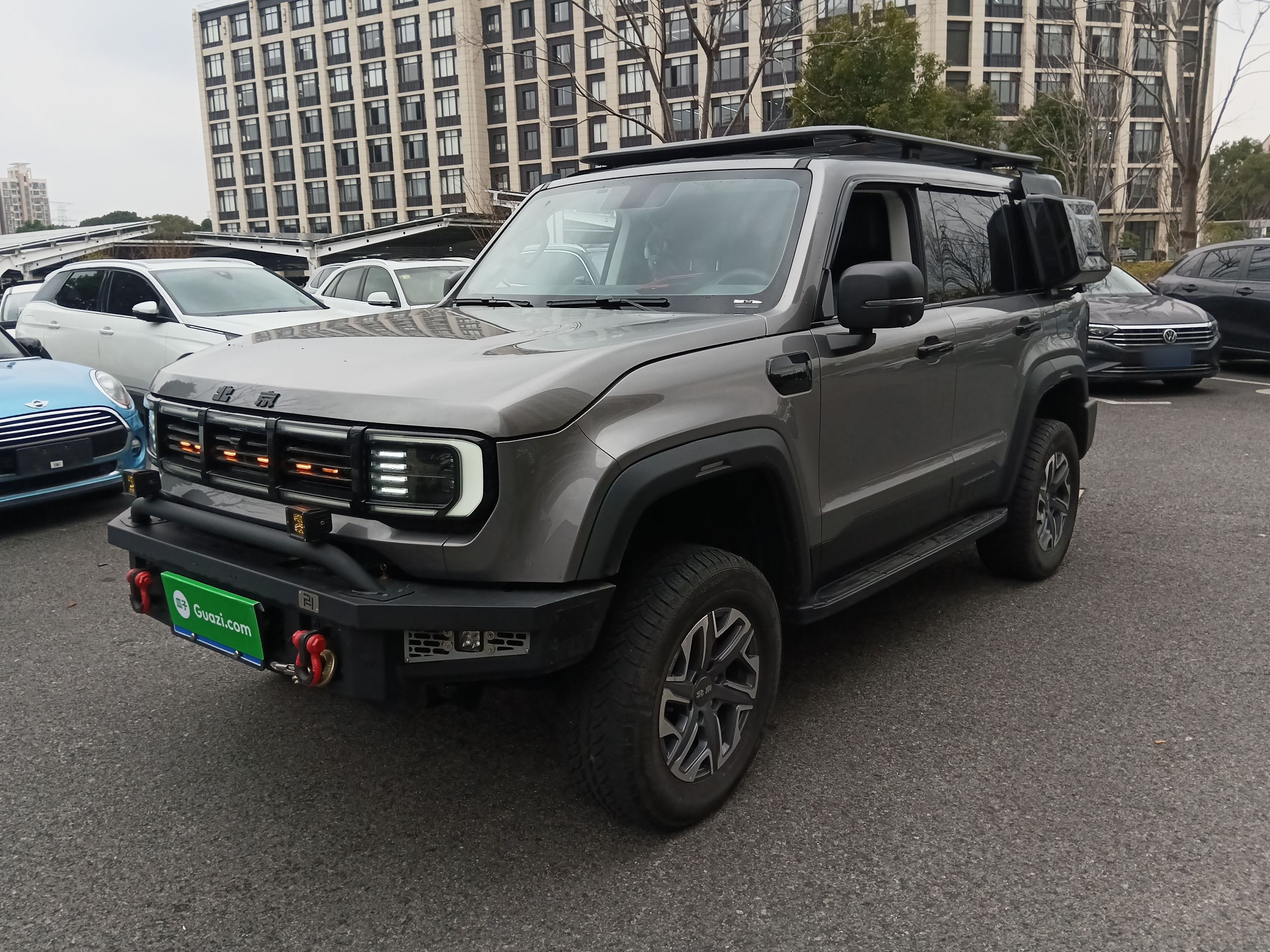 تحت مقدمة السيارة