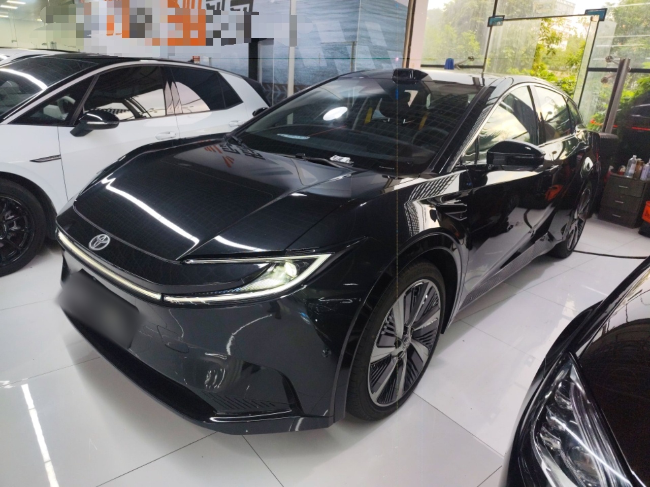 Под передней частью автомобиля