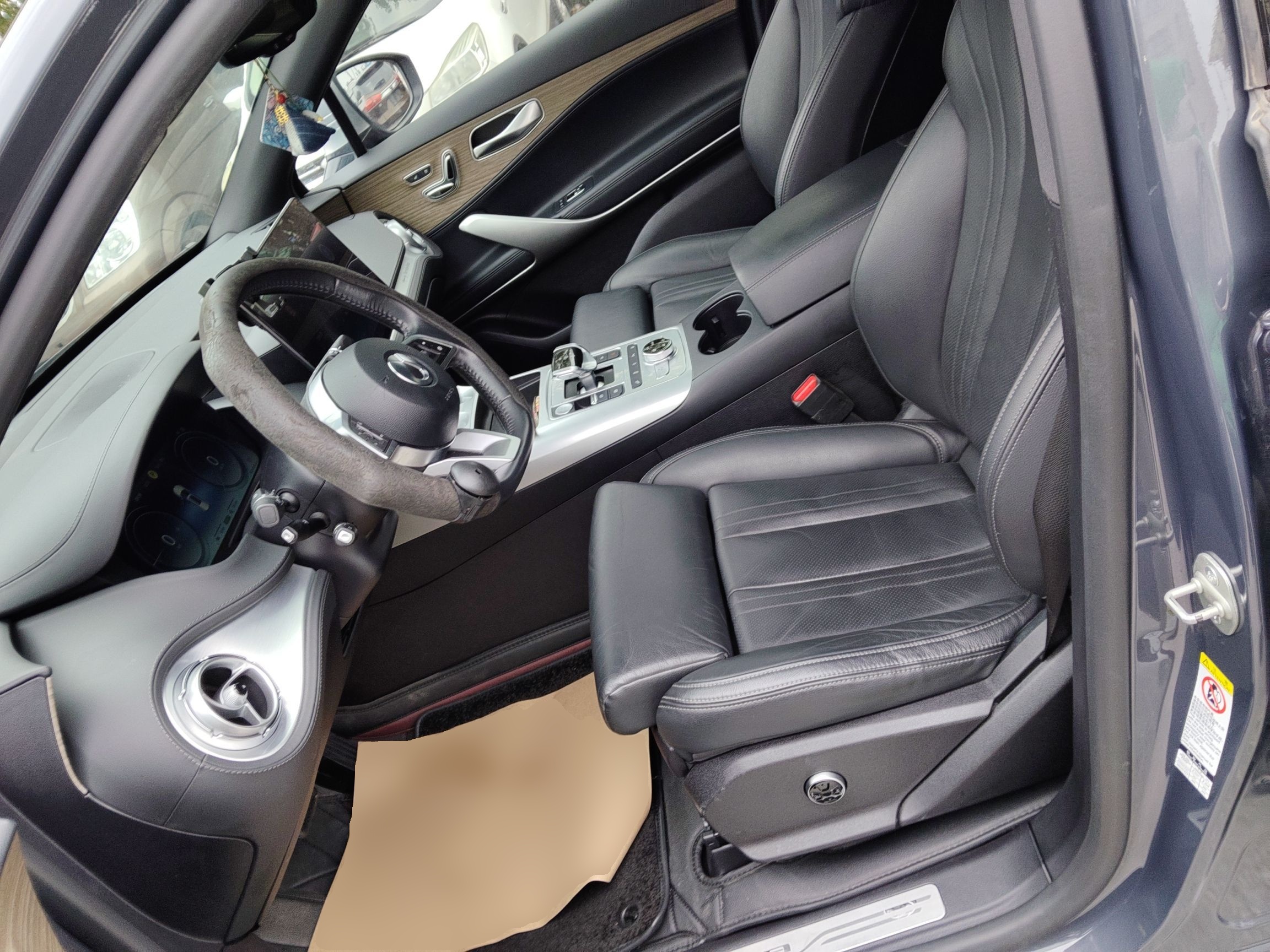 Переднее сиденье в автомобиле