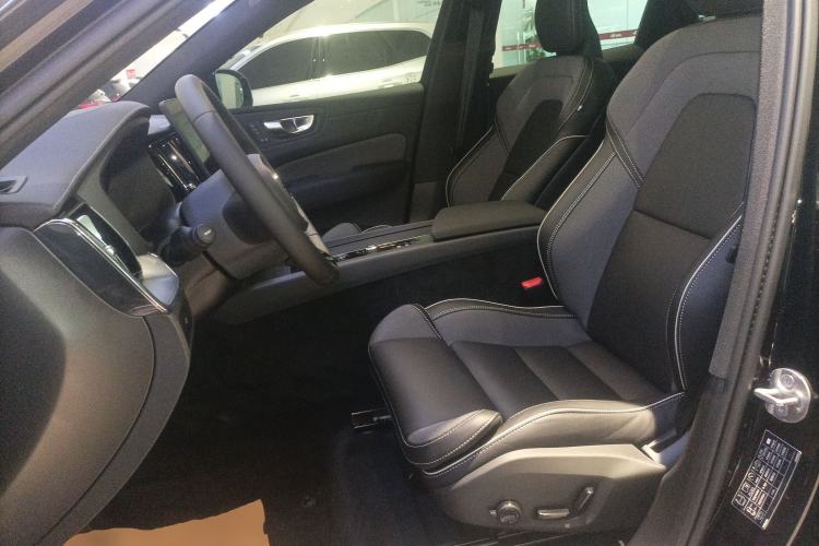 Used Volvo XC60 2026 B5 4x4 Smart Range Extreme Night Black Edition Left Front Seat