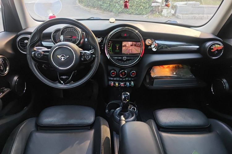 Used MINI 2020 1.5T COOPER Artist Five-Door Edition Center Console