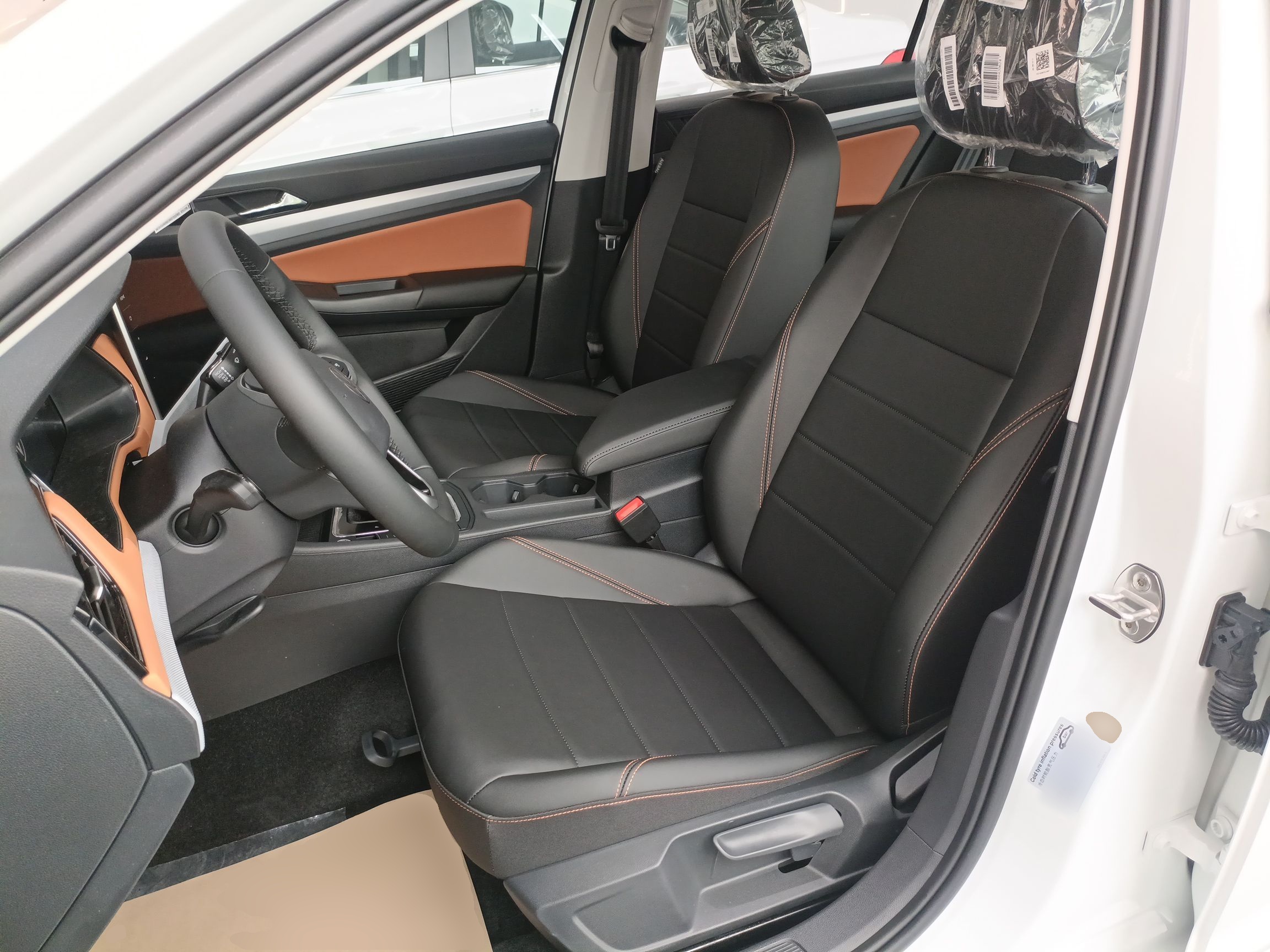 المقاعد الأمامية داخل السيارة