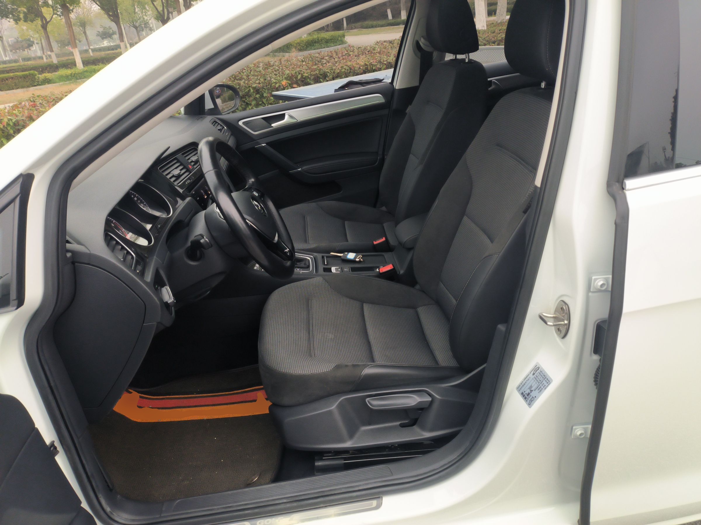 Переднее сиденье в автомобиле