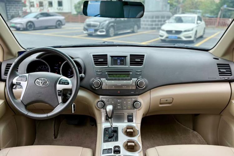 Used Toyota Highlander 2012 2.7L Two-Wheel Drive 7-Seater Luxury Edition Interior 6