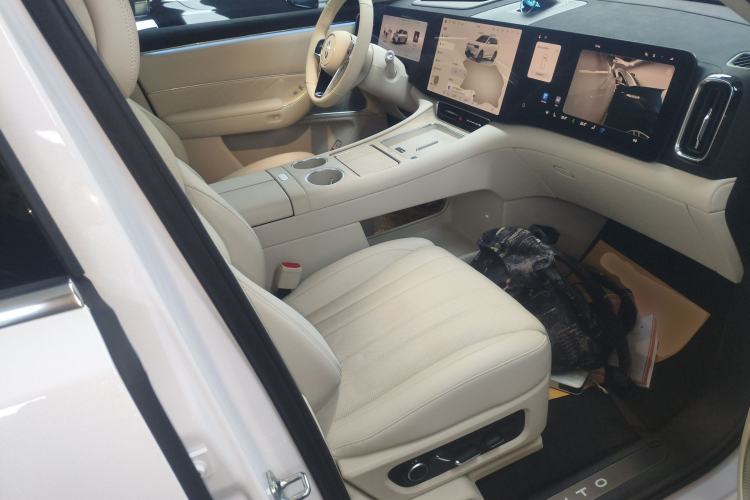 Used Hima AITO M8 2025 Extended-Range Ultra Version 53.4 kWh 5-Seater Edition Right Front Seat