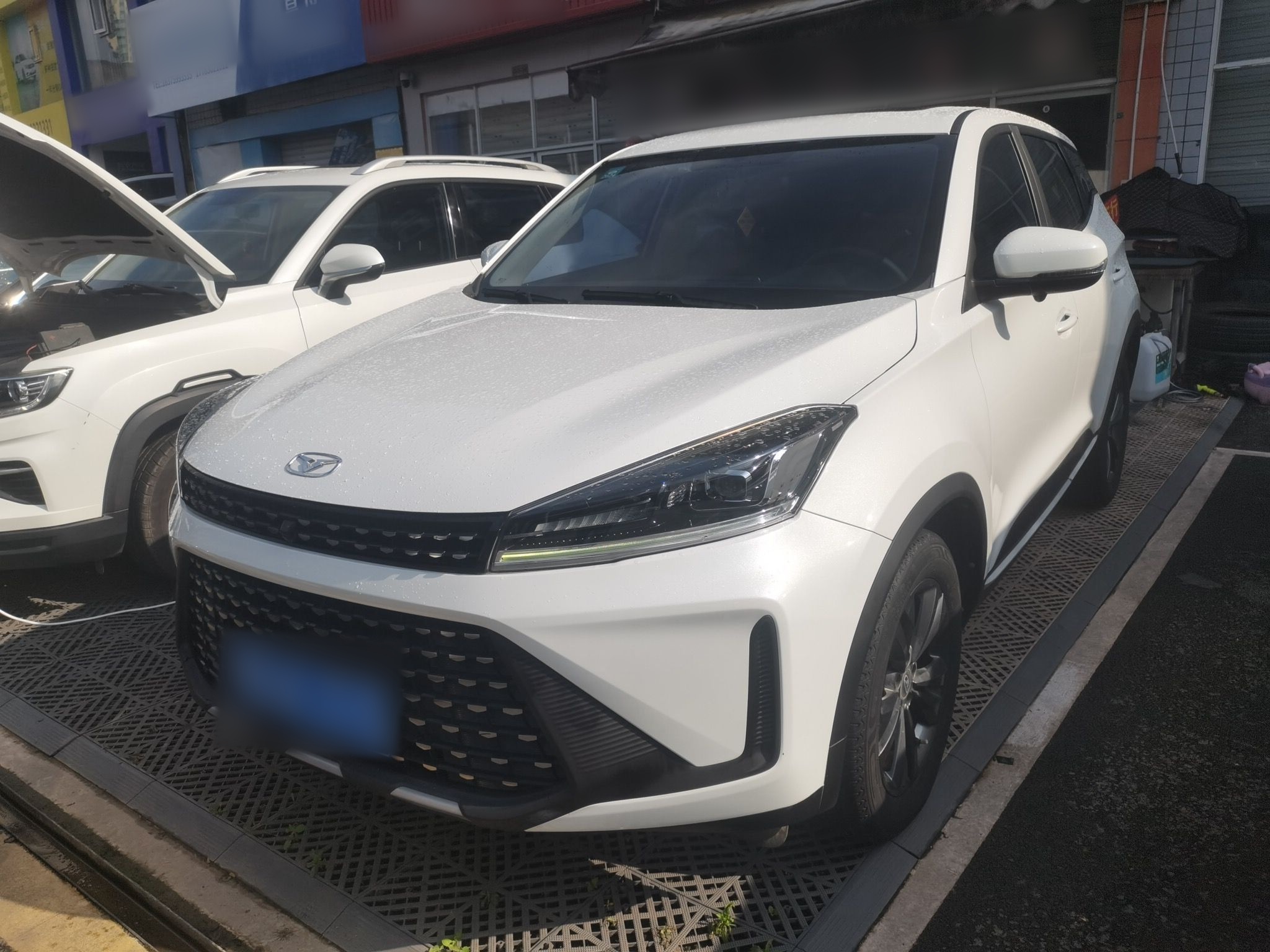 Под передней частью автомобиля