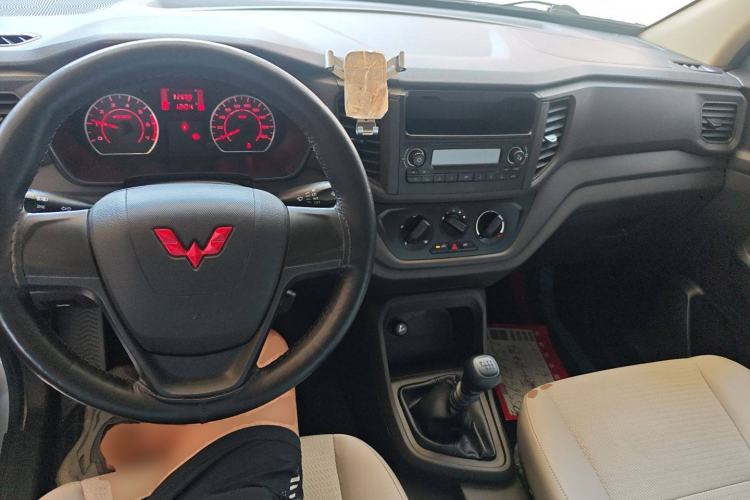 Used Wuling Hongguang V 2022 1.5L Jingqu Edition Enclosed-Window Vehicle with Hydraulic Power Steering LAR