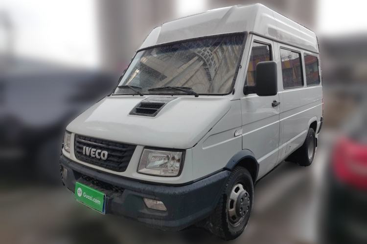 Used Iveco Daily 2020 2.5T A35 Passenger Van with Dual Tires Mid-Roof Design 5-9 Seater Side-Sliding Door China V Emission Standard