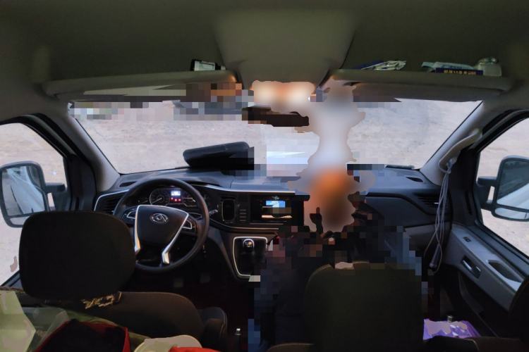 Used SAIC MAXUS Xintu V80 2024 Aotong Value Edition 6MT Long-Wheelbase Mid-Roof Model with 127 Ps Available in 6/7/8/9-Seater Configurations