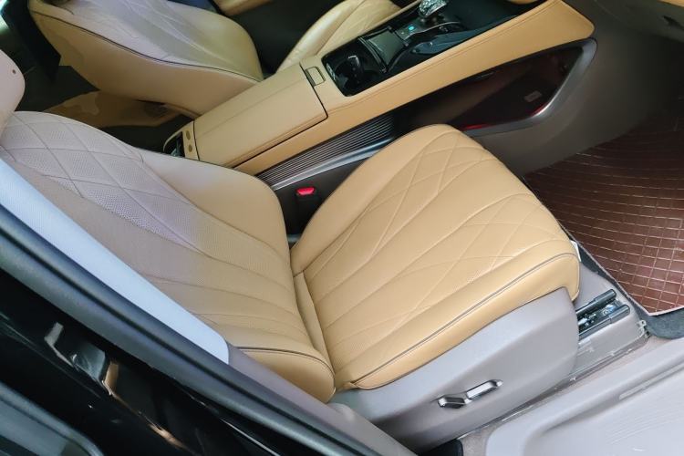 Used Denza D9 2022 DM-i 970 Four-Wheel Drive Prestige Model
