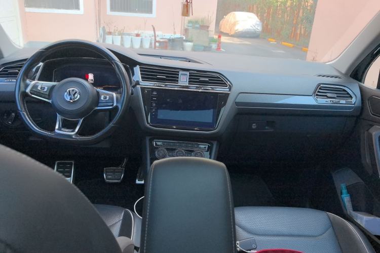 Used Volkswagen Tiguan L 2019 330TSI Automatic Two-Wheel Drive R-Line Flagship Model China VI Standard Center Console