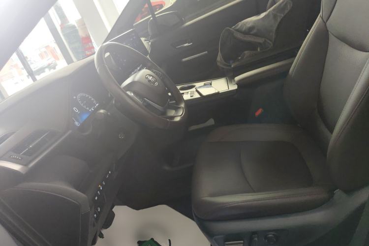 Used Toyota Sienna 2023 2.5L Hybrid Platinum Edition