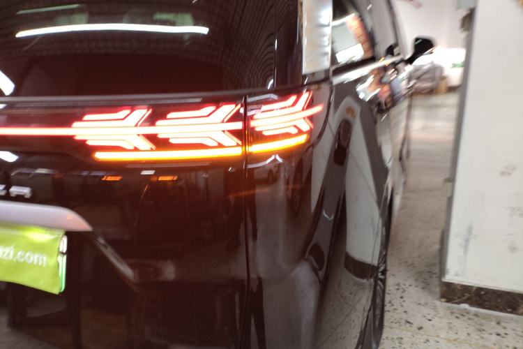 Used Denza D9 2022 DM-i 970 Four-Wheel Drive Flagship Model Right Rear Taillight