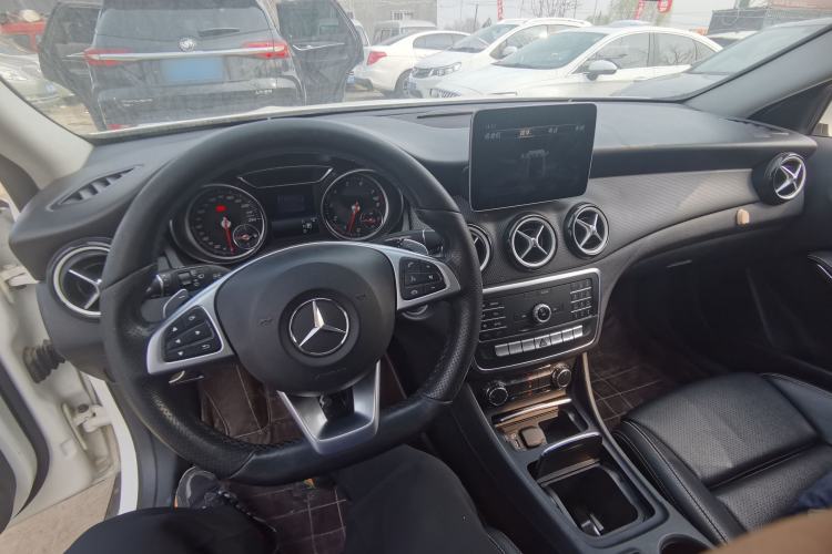 Used Mercedes-Benz GLA 2019 GLA 200 Dynamic Edition Center Console