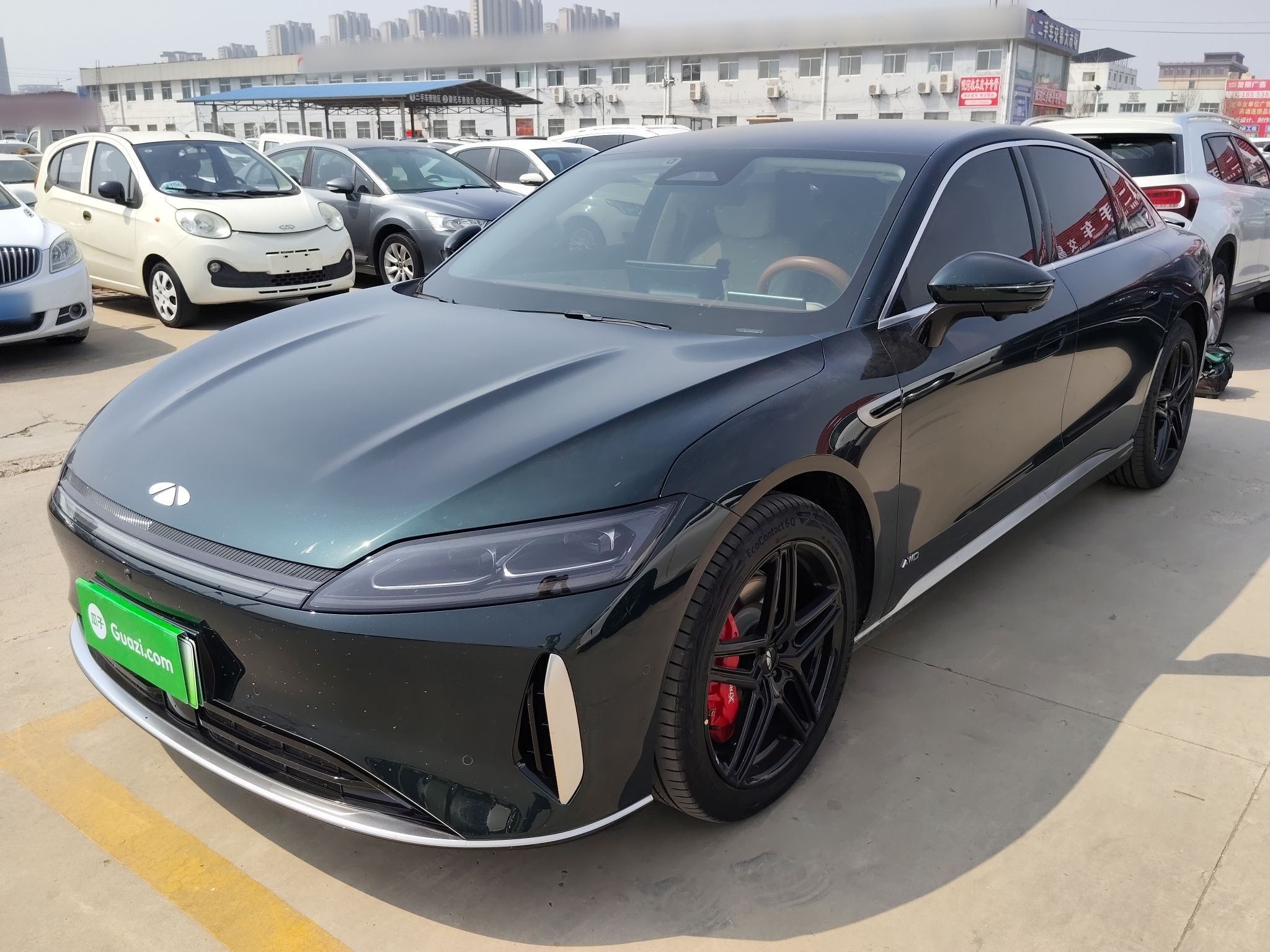 تحت مقدمة السيارة