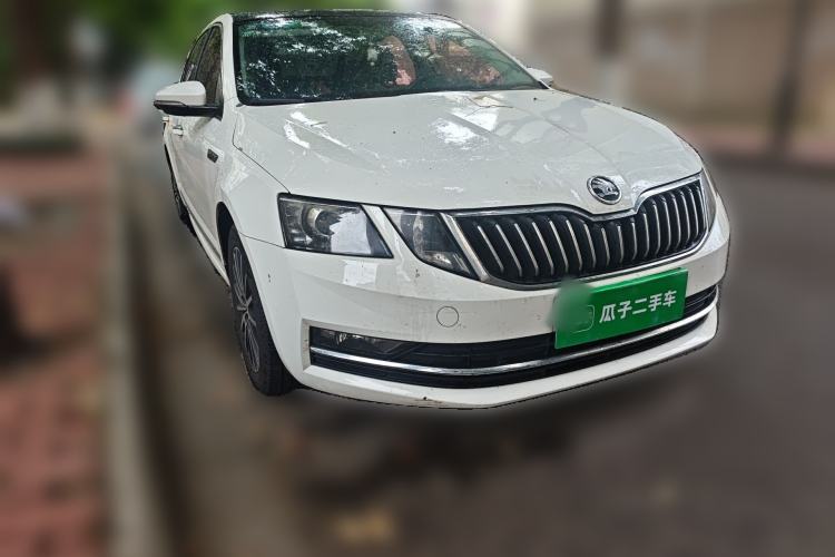 Used Skoda Octavia 2018 1.6L Automatic Luxury Edition Front Right 45 Deg