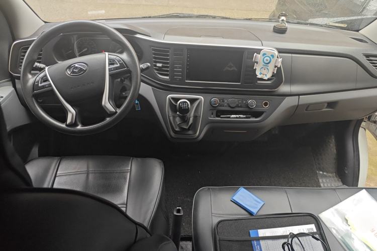 Used SAIC MAXUS Xintu V80 2025 Value Edition Aoyuntong 2.0T Manual Long Wheelbase Mid-Height Design 127 Ps 6/7/9-Seater Center Console