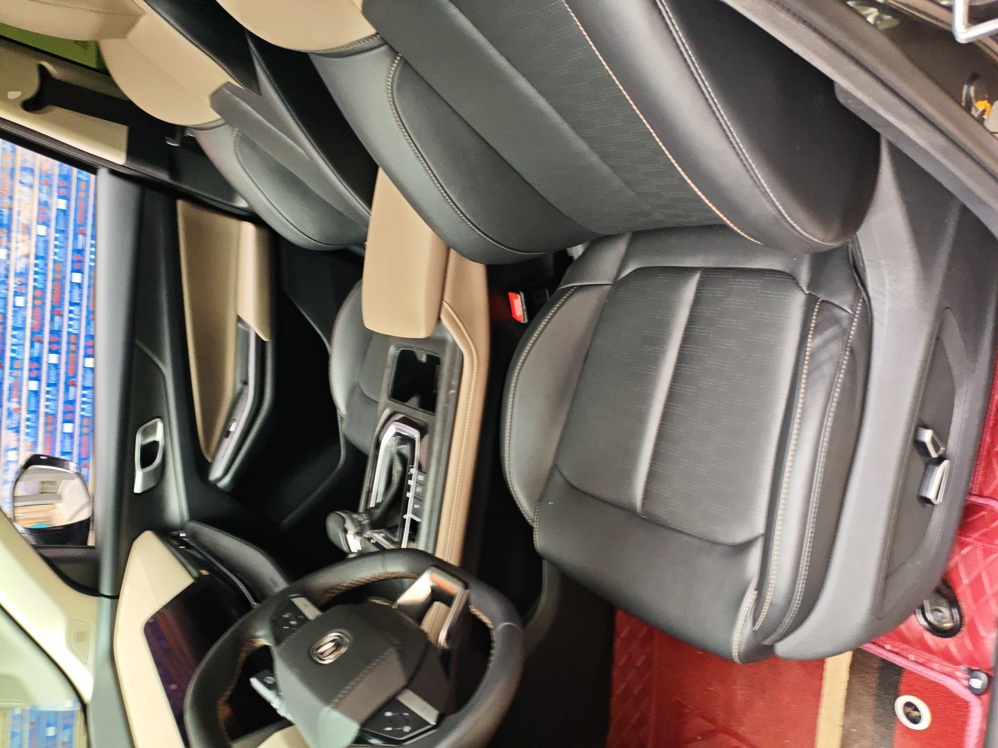 المقاعد الأمامية داخل السيارة