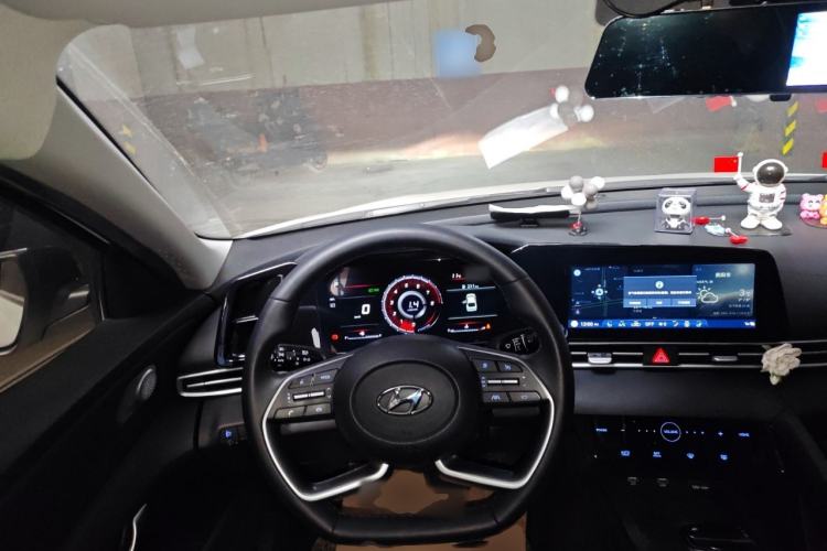 Used Hyundai Elantra 2022 1.5L CVT LUX Prestige Edition Steering Wheel