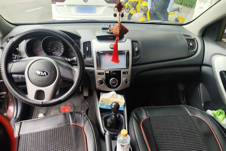 Used Kia Forte 2014 1.6L MT GLS Center Console