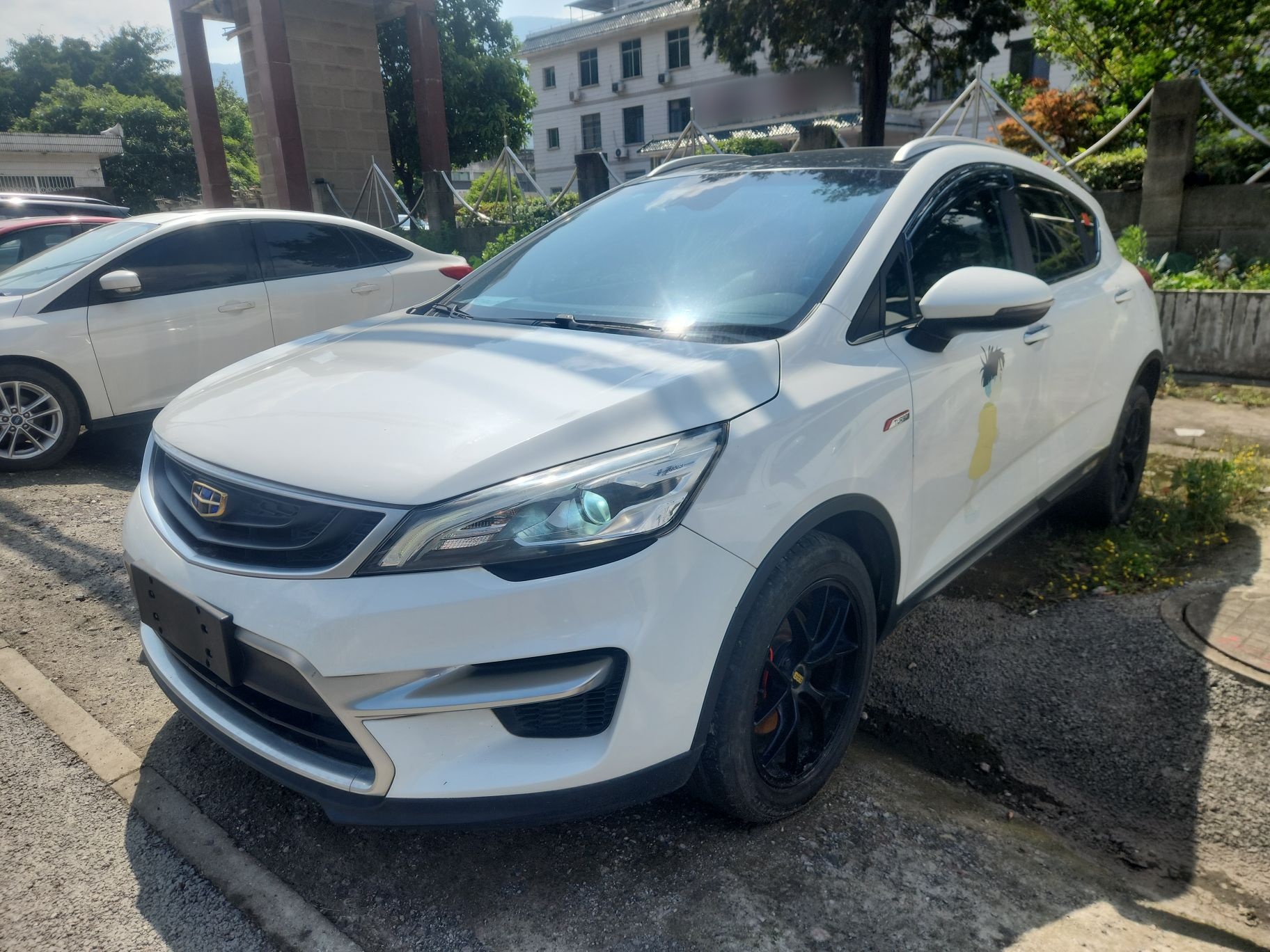 تحت مقدمة السيارة