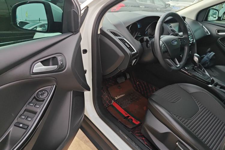 Used Ford Focus 2018 Hatchback Classic 1.6L Automatic Trendy SmartDrive Edition Driver Seat