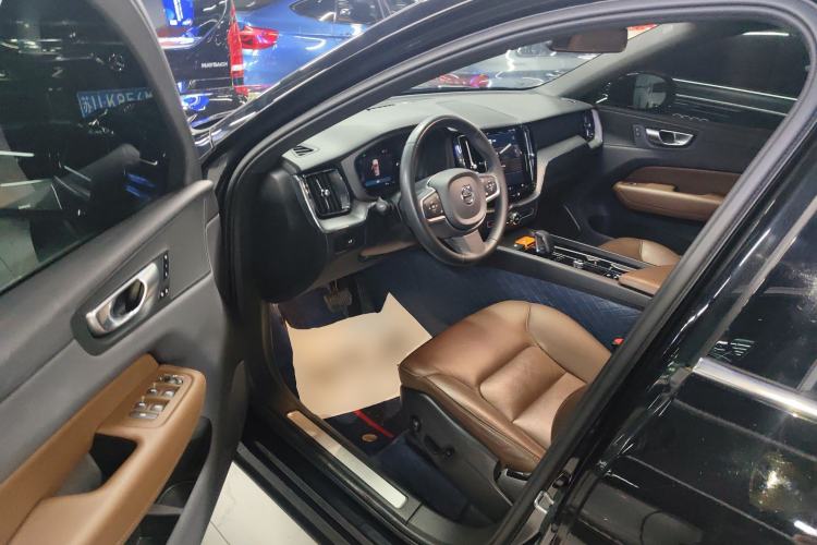 Used Volvo XC60 2023 B5 4x4 Smart Luxury Edition
