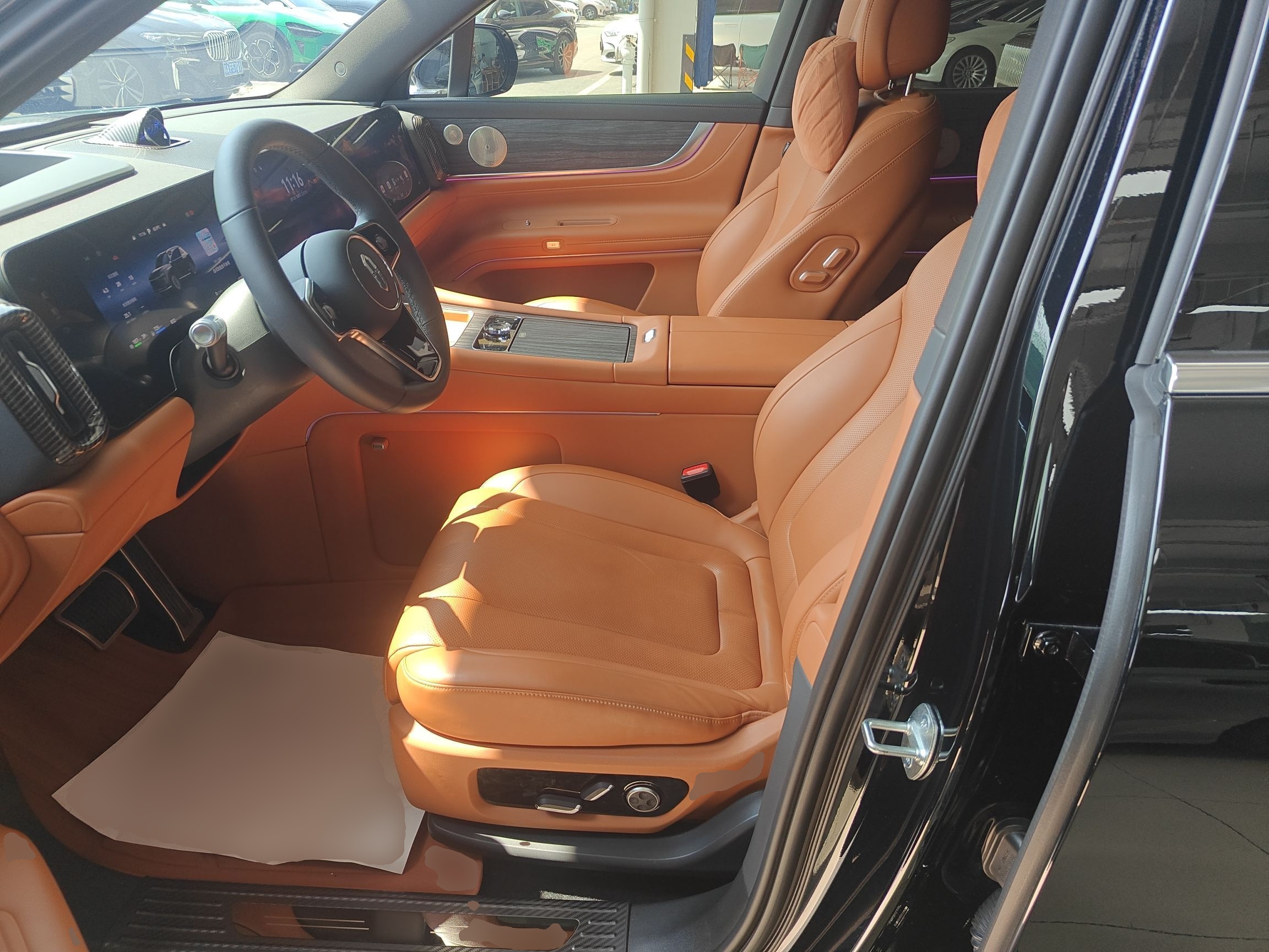 المقاعد الأمامية داخل السيارة