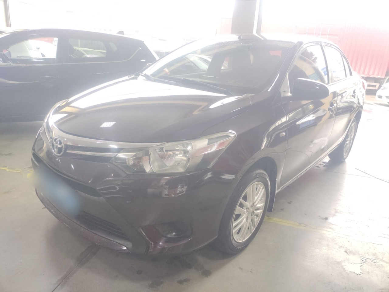 تحت مقدمة السيارة