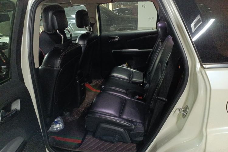 Used Dodge Journey 2013 2.4L Two-Wheel Drive Luxury Version Left Rear Seat