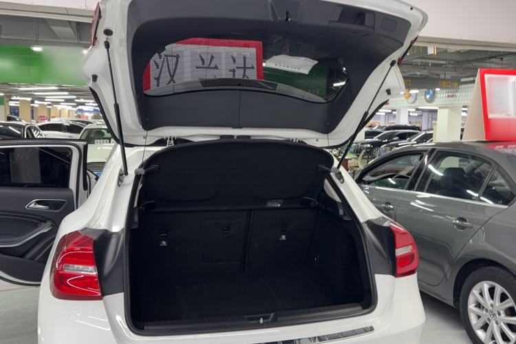 Used Mercedes-Benz GLA 2015 GLA 220 4MATIC Fashion Model Trunk