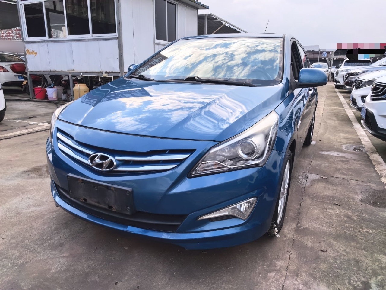 Под передней частью автомобиля