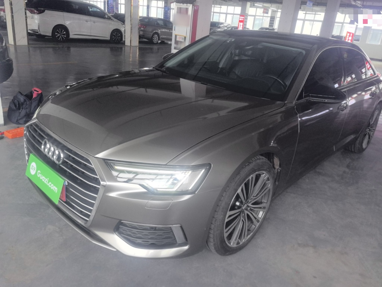 Под передней частью автомобиля