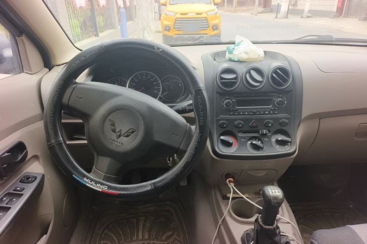 Used Wuling Hongguang 2014 1.2L Standard Model China IV Center Console