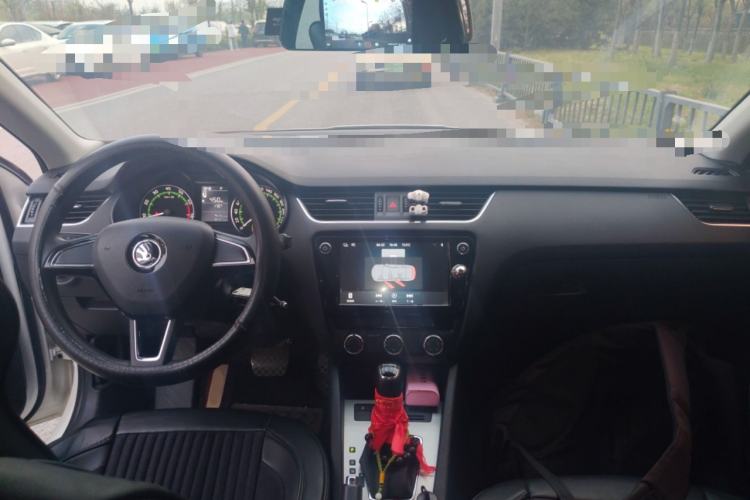 Used Skoda Octavia 2018 1.6L Automatic Comfort Edition Center Console