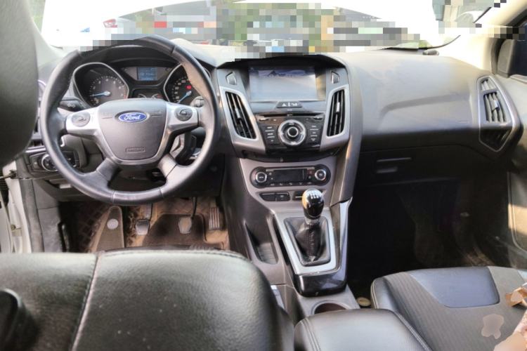 Used Ford Focus 2012 Sedan 1.6L Manual Fashion Edition Center Console