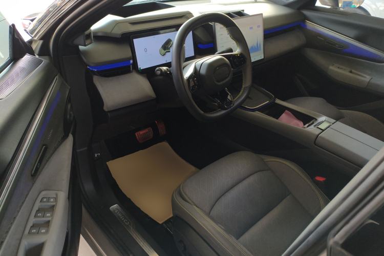 Used Lynk & Co 08 EM-P 2023 120km Long-Range Halo
