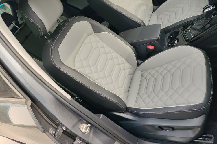 Used Volkswagen Tayron 2023 300TSI Two-Wheel-Drive Luxury Plus Advanced Edition Right Front Seat