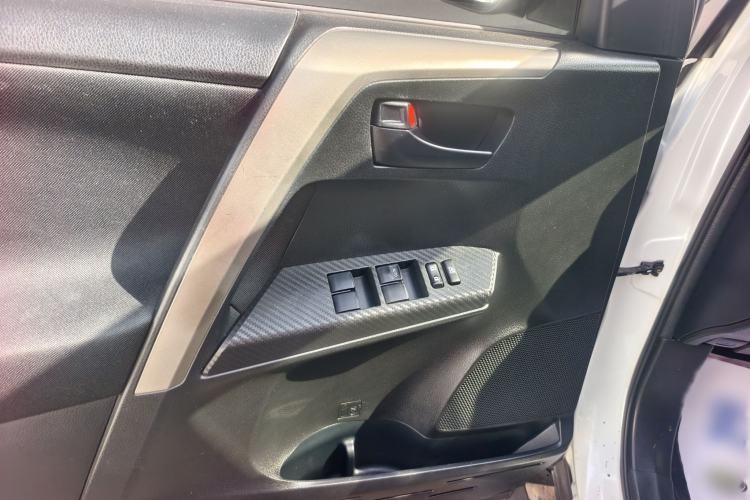 Used Toyota RAV4 2015 2.0L CVT Two-Wheel Drive Fashion Edition Audio And AC Panel