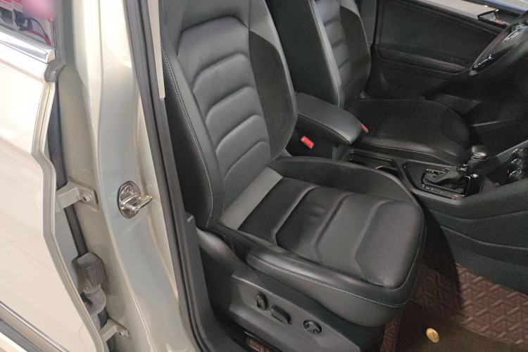 Used Volkswagen Tiguan L 2017 330TSI Automatic Two-Wheel Drive Luxury Edition Right Front Seat