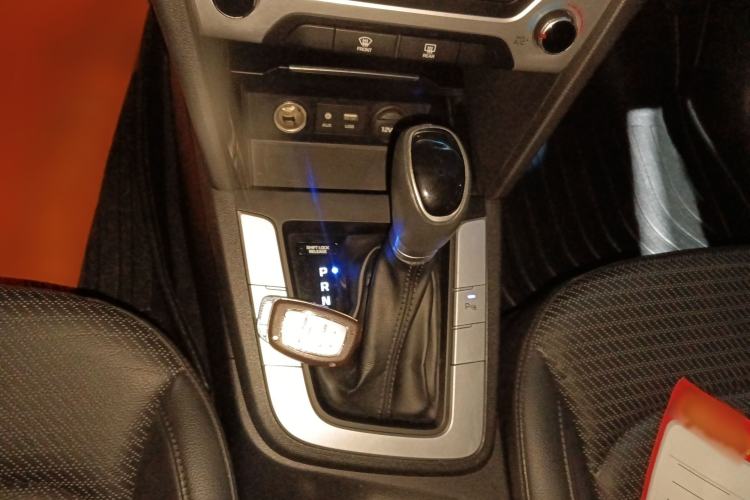 Used Hyundai Elantra (6th Generation / Lingdong) 2016 1.6L Automatic ZhiXuan · Luxury Version Gear Lever