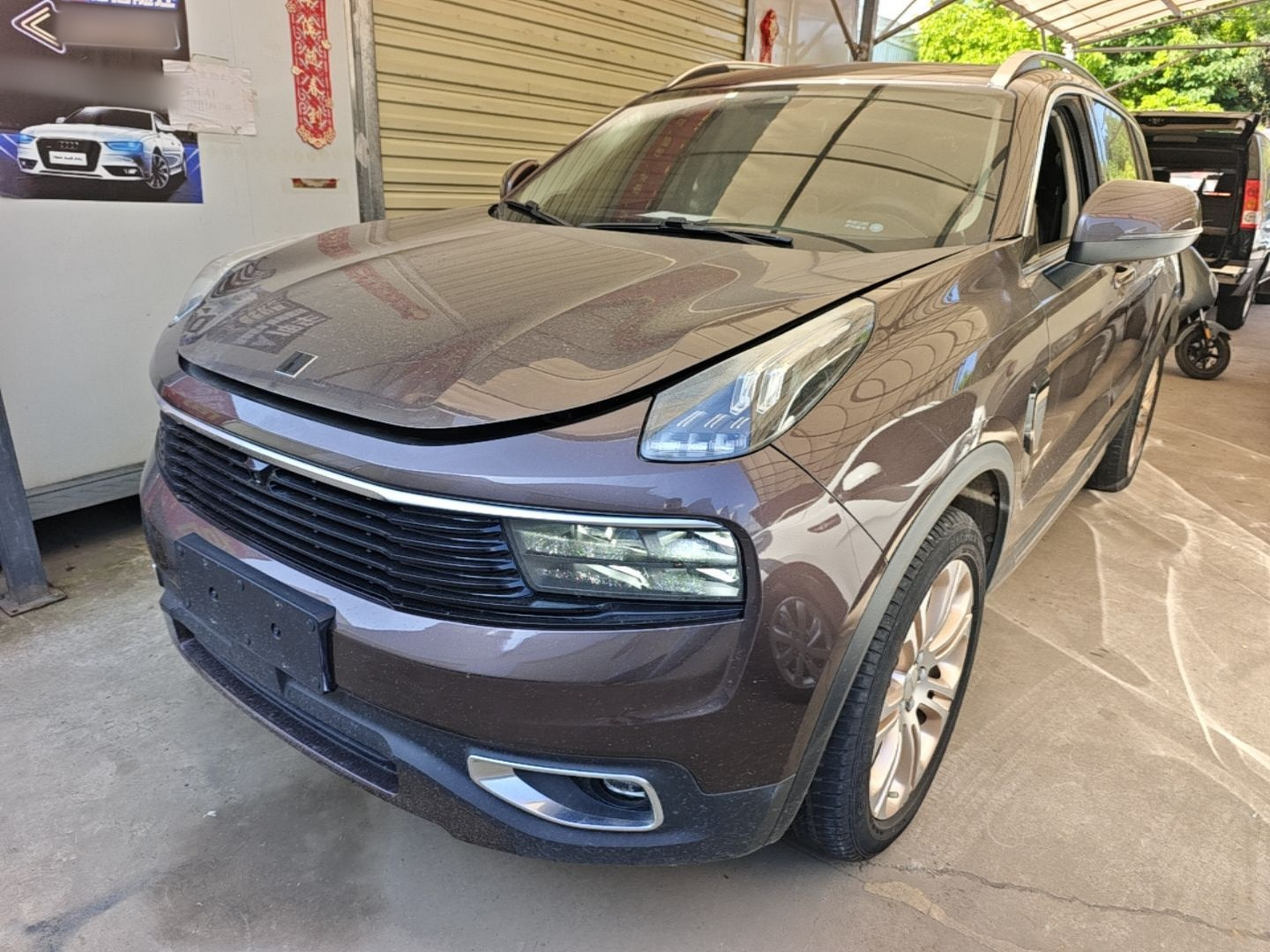 Под передней частью автомобиля